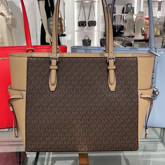 MICHAEL KORS GILLY LARGE DRAWSTRING TRAVEL TOTE SIGNATURE Camel
NWT - Picture 15 of 16